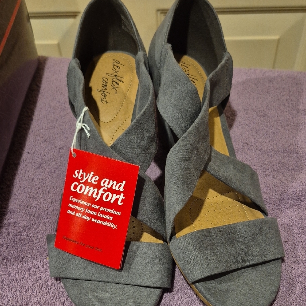 Dexflex Comfort Gray Sandals with Crossover Design